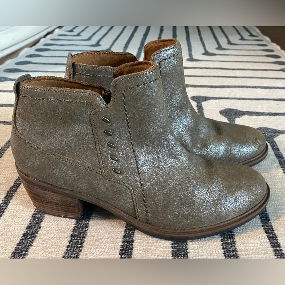 Clarks Neva Lo Womens Ankle Boots Taupe Metalic Leather Size 7.5M